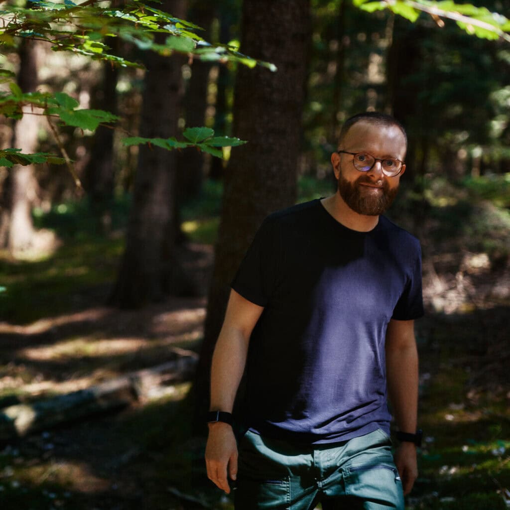 Portrait von Leon Warnke im Wald – Dein Coach für Klarheit und wirksame Zusammenarbeit in der Natur.