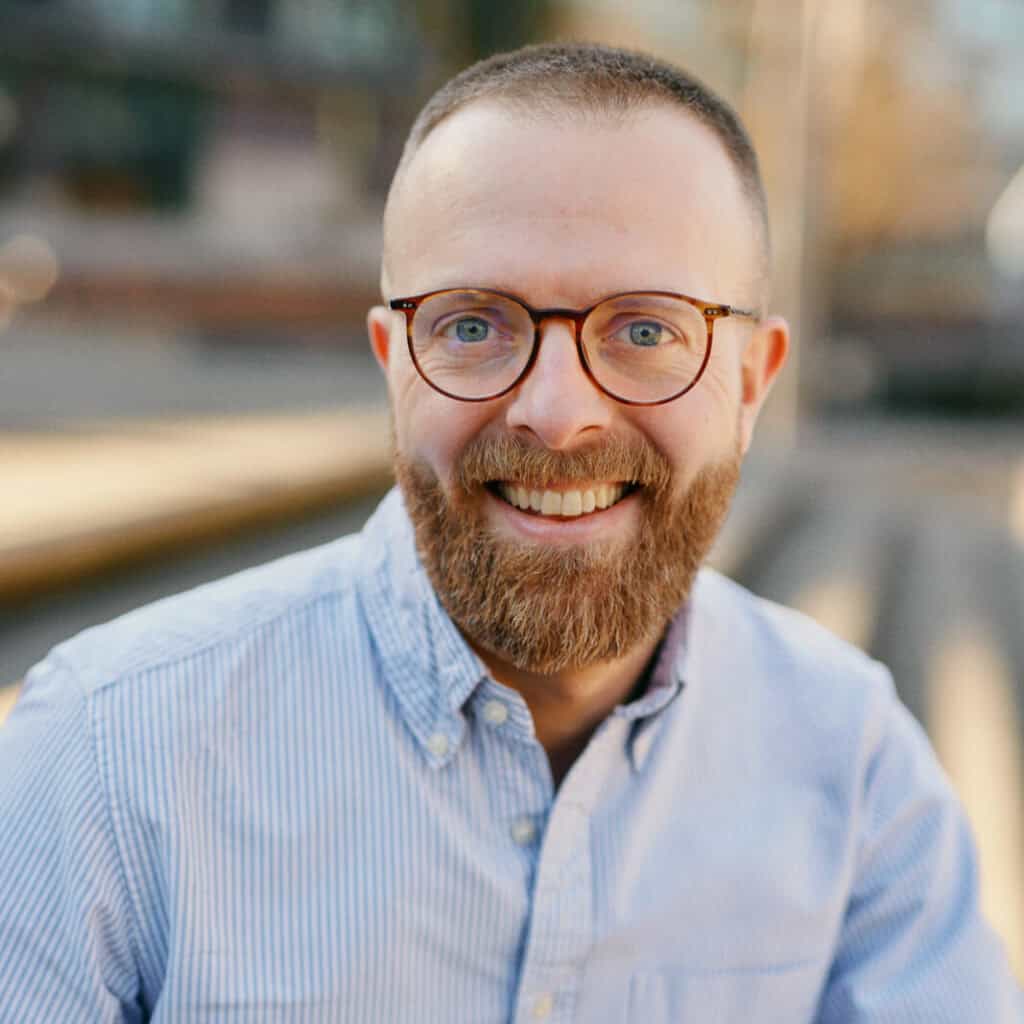Leon Warnke im hellblauen Hemd – Fokus auf nachhaltige Leistungsfähigkeit und Energie im Coaching.