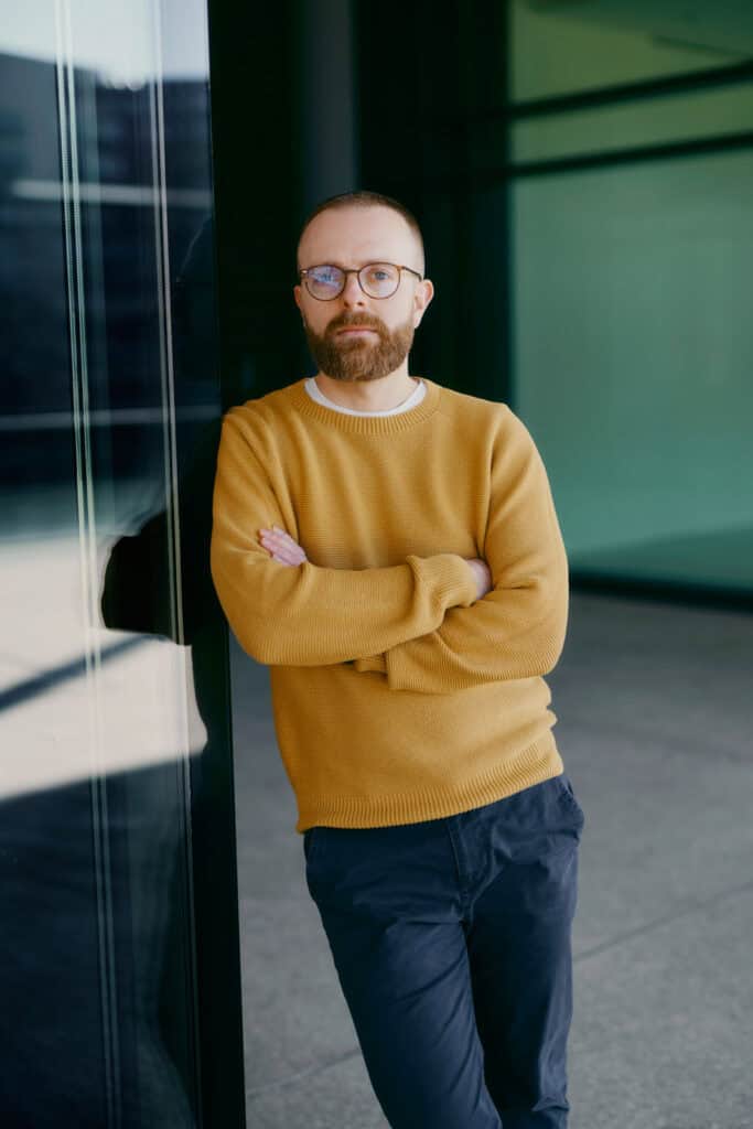 Leon Warnke im gelben Pullover – Fokus auf Ressourcenstärkung und Zuversicht im Einzelcoaching.