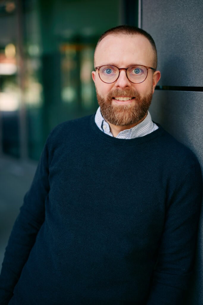 Porträtaufnahme von Leon Warnke – Systemisches Coaching für Klarheit und Struktur.