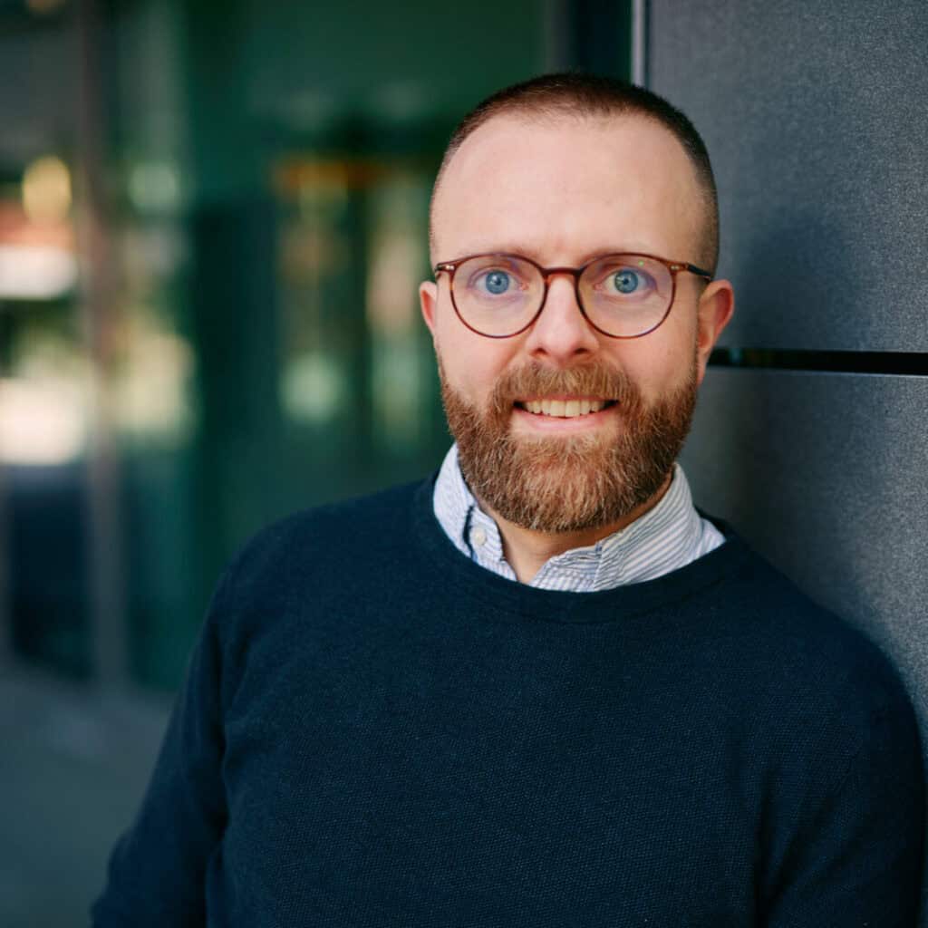 Porträtaufnahme von Leon Warnke – Systemisches Coaching für Klarheit und Struktur.